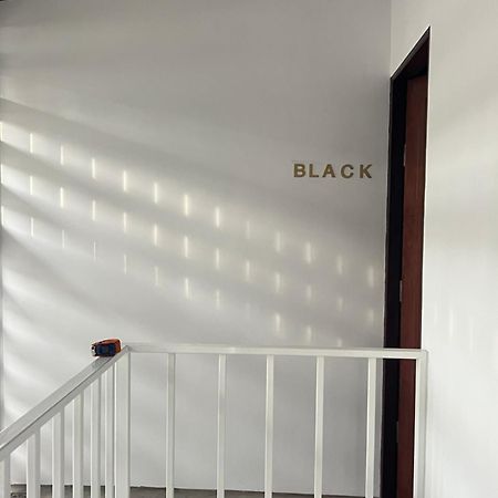 Mr Black & Ms White -Self Check In Accommodation Bangkok Kültér fotó